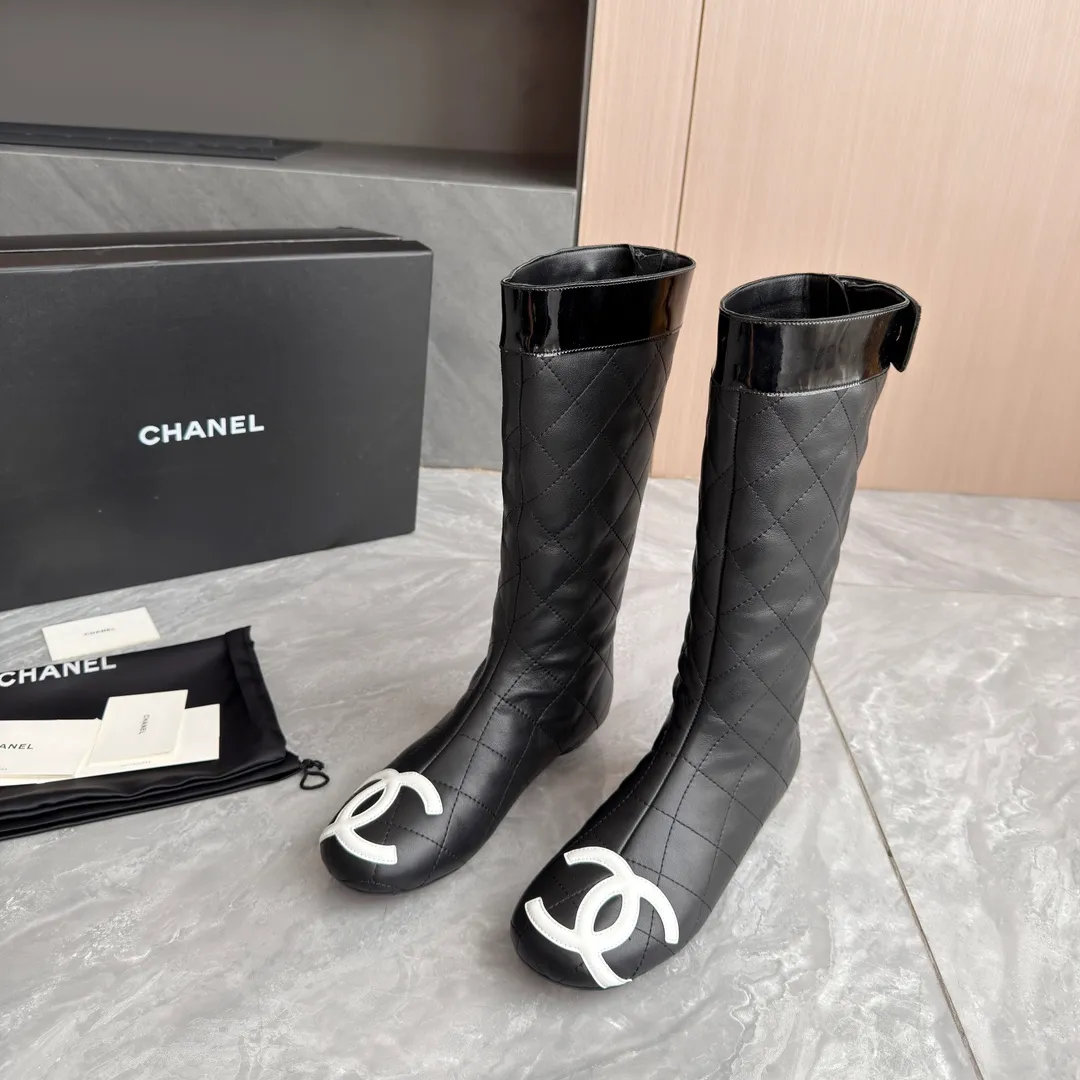 👟👟Ex-factory price 1040👟👟 High version of Chanel CHANEL, 🌞🌞🌞The latest boots from Xiaoxiang 2025 autumn and winter counter, a must-have item for this autumn and winter! ! Ms. Chanel loves simple yet irresistible combinations to show her unique style. Mix and match freely to shine⚡Follow Grandma’s fashion steps! ! ! The top-notch craftsmanship and texture are perfectly presented. No matter any details, you can compare them with the counters. The best quality products can be entered and exited from the counters at will! ! ❶Material: imported cowhide ❷Inner lining: sheepskin lining ❸Feet: sheepskin lining ❹Outsole: original molded sole ❺Heel height: 2 cm ❻Boot shaft height: 13 inches ❼Number: 35-40 (40 and 41 are customized and cannot be returned)
